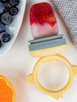 Grignoteur MINIKOIOI Baby Pulp En Silicone Tilleul/gris - Minikoioi -Boutique Badabulle grignoteur minikoioi baby pulp en silicone 2